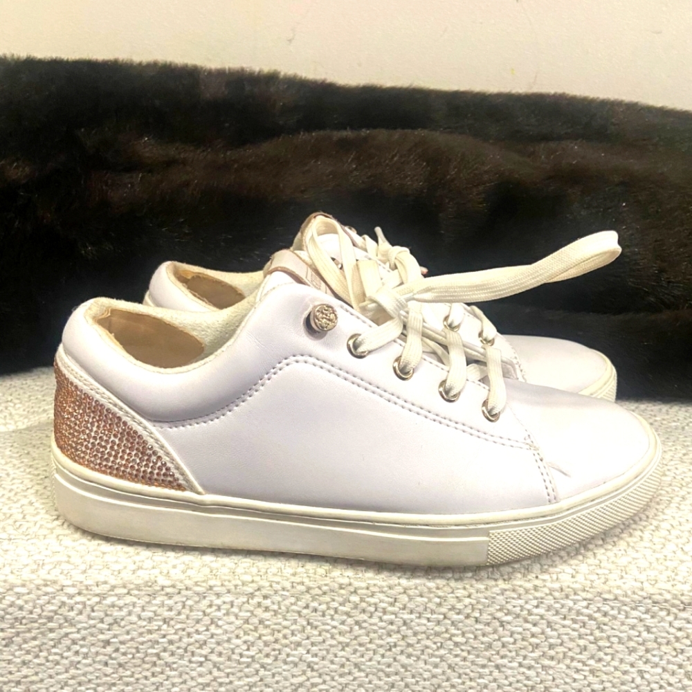♥️Guess Womens comfy sneakers 6.5M